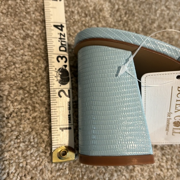 Light blue 3 1/2 inch heel sandal. - Picture 2 of 4